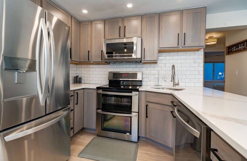 Aspen Apartment | Renovated Aspen 2BR | Pool & Saunas! Walk to Town!