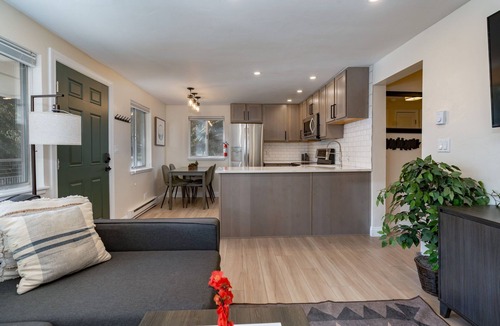 Aspen Apartment | Renovated Aspen 2BR | Pool & Saunas! Walk to Town!