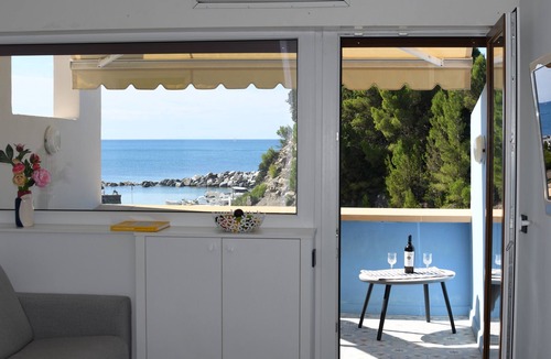 Quercianella Resort | Renovated beach apartment with direct sea access, in vacation complex with pool