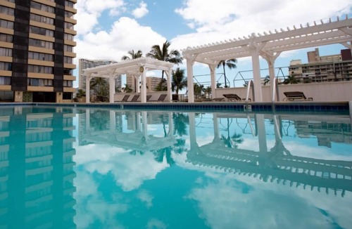 McCully - Moiliili Condo | Renovated Beachy Studio at Hawaiian Monarch | Pool