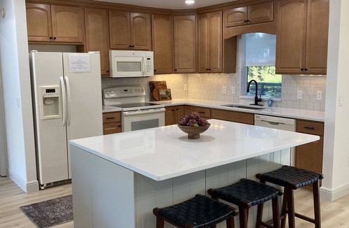 San Pedro Villas House | Renovated! Between Two Squares with Golf Cart !