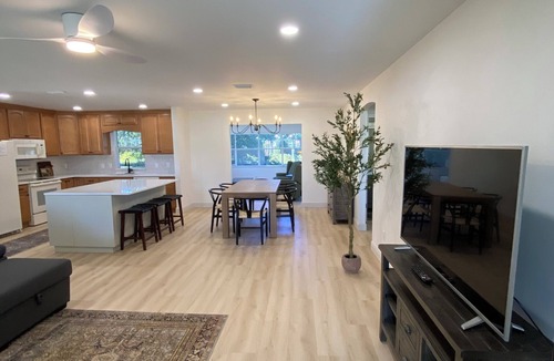 San Pedro Villas House | Renovated! Between Two Squares with Golf Cart !