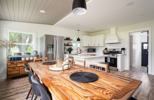 Burnips House | Renovated Cityside Farmhouse, Garden/Historic Barn