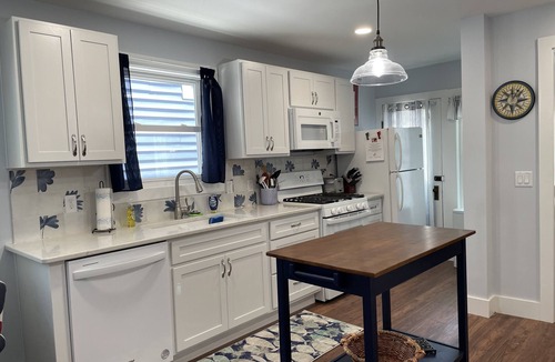 Lakeside House | Renovated Cottage in Central Lakeside