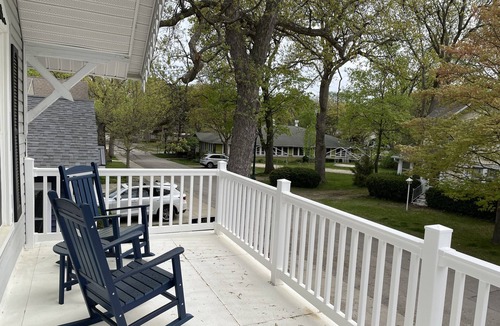 Lakeside House | Renovated Cottage in Central Lakeside
