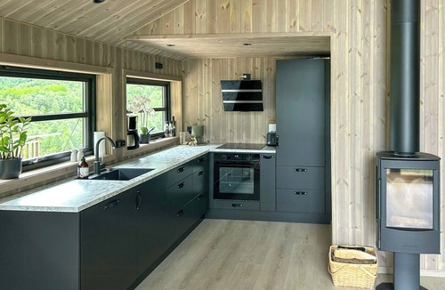 Jolster House | Renovated cabin with views over Breimsvatnet