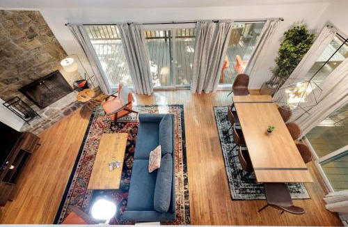 Berkeley Springs Ski Chalet | Renovated cabin w hot tub & deck