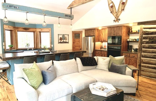Jacksonport House | Renovated Charming Log Cabin on 4 Acres in Jacksonport