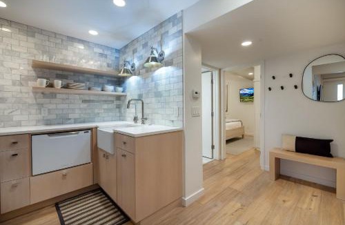 Aspen Apartment | Renovated Core 2BR 2BA with AC, Pool & Hot-tub