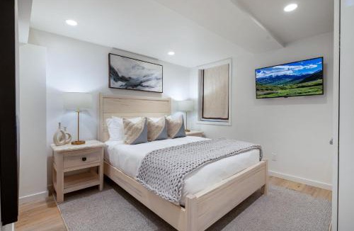 Aspen Apartment | Renovated Core 2BR 2BA with AC, Pool & Hot-tub