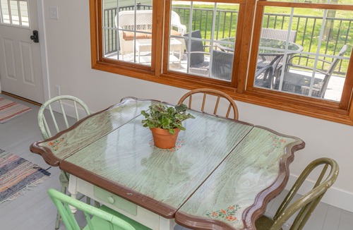 Winterset Cottage | Renovated Cottage on Court: 3 blocks to historic downtown square