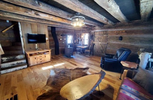 Tippecanoe House | Renovated Cottage with Spa Surrounded by Beautiful Hiking Trails by Tappan Lake in Ohio