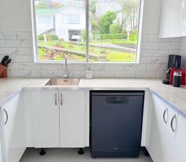 Johnsonville Apartment | Renovated Entire 2BR Flat, Comfort, Scenic Views, Free Parking & 10 min to Ferry, Stadium