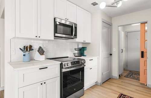 Mount Dora Apartment | Renovated Mount Dora 1BR/1BA duplex in Historic Neighborhood, near Downtown! Walk to shops & dining. Features fast WiFi, Workspace, Screened in Patio, Free Parking, and boat parking—perfect for work or getaway.