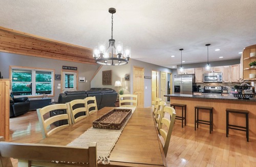 McHenry Cabin | Renovated Mountain Chalet - Hot Tub, Pool Table, Dog Friendly @ Deep Creek Lake