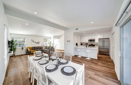 West Hills House | Renovated Pet-Friendly House W/Beautiful Backyard & Jacuzzi, Near W.H. Hospital