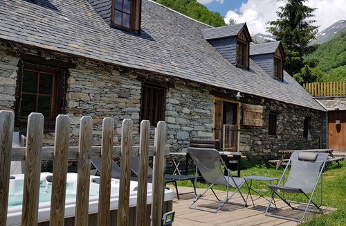 Sers House | Renovated sheepfold 10 minutes from the ski slopes for a total of 17 people