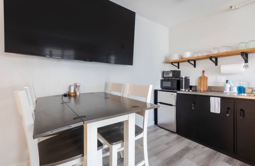 Hampton Apartment | Renovated Studio - 2 Queen Beds - Walk to beach - Kitchenette - Parking