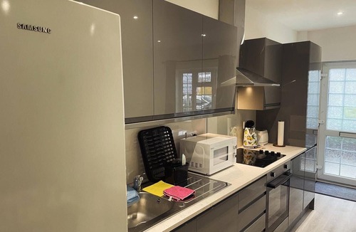 Watford Apartment | Renovated Studio - Self Check-In, Free Parking