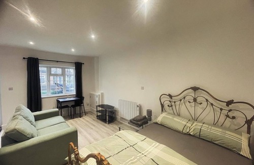 Watford Apartment | Renovated Studio - Self Check-In, Free Parking