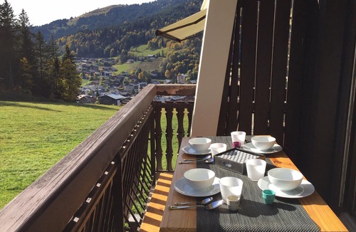 Les Gets Apartment | Renovated studio ski-in/ski-out, balcony, pool, parking