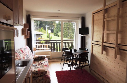 Les Gets Apartment | Renovated studio ski-in/ski-out, balcony, pool, parking
