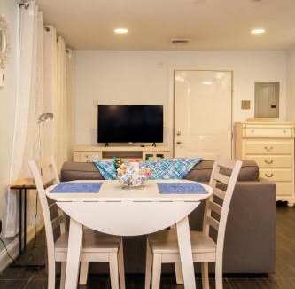 Beacon Hill Apartment | Renovated Studio, steps to MGH, Suffolk, Sleeps 4