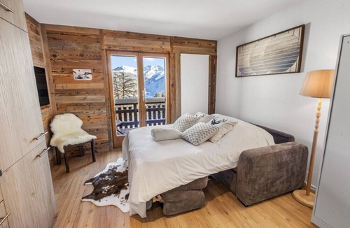 Vex Apartment | Renovated studio with mountain views