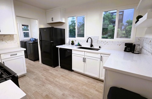 Beverly Hills Apartment | Renovated Three Bedroom Near Cedars Sinai and Beverly Hills With Parking