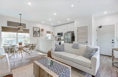 Thunderbolt Cottage | Renovated with Water View - 5 min to SAV - 15 to Beach by Lucky Savannah