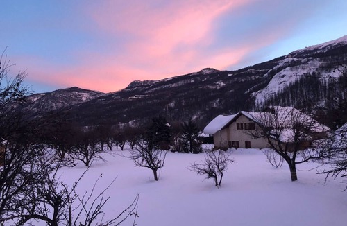 Vallouise Ski Chalet | Renovated Wooden Chalet for Family Relaxation