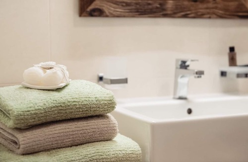 San Vigilio Apartment | Residence Corn - Standard Apartment 5 with Mountain View, Jacuzzi, Wi-Fi & Balcony