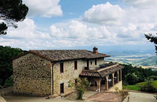 Castel Rigone House | Residence 15m long with an additional 3m Roman staircase, beautifully situated under