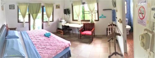 Bang Phra Bed & Breakfast | Residence House