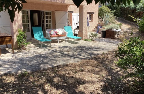 Boulouris-sur-Mer Apartment | Residential area Garden level of villa, beach on foot!