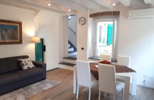 Peschiera Maraglio Apartment | Residenza Borgo Antico