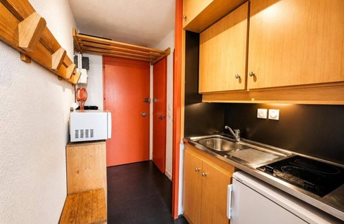 Les Menuires Apartment | Resort center, 3rd floor, view ski slopes, balcony, tv, 24m², Les Menuires