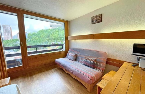 Les Menuires Apartment | Resort center, 3rd floor, view valley, balcony, tv, 17m², Les Menuires