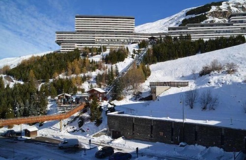Les Menuires Apartment | Resort center, 3rd floor, view valley, balcony, tv, 17m², Les Menuires