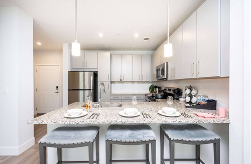 Temple Terrace Apartment | Resort Feel 2BR-KING Bed-Pool-Hot Tub-Gym-Gated-Wifi-Elevator-Pet-Moffitt Cancer
