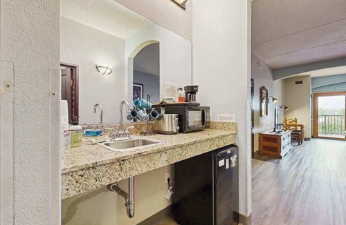 Wisconsin Dells Condo | Resort Studio Comfort Meets Dells Adventure