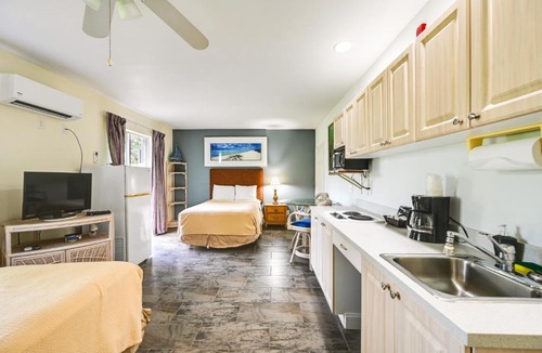 Naples Apartment | Resort Studio w/Community Pool in Naples!