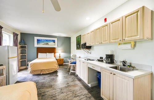 Naples Apartment | Resort Studio w/Community Pool in Naples!