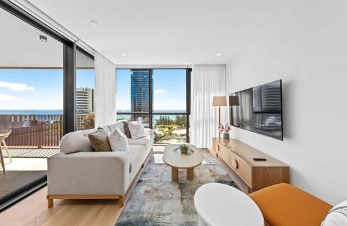 Mermaid Beach Apartment | Resort-Style 2BR Study Parking