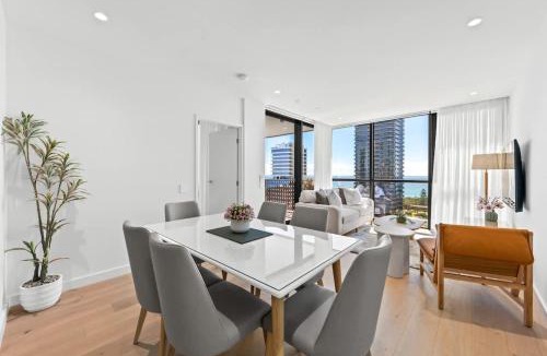 Mermaid Beach Apartment | Resort-Style 2BR Study Parking