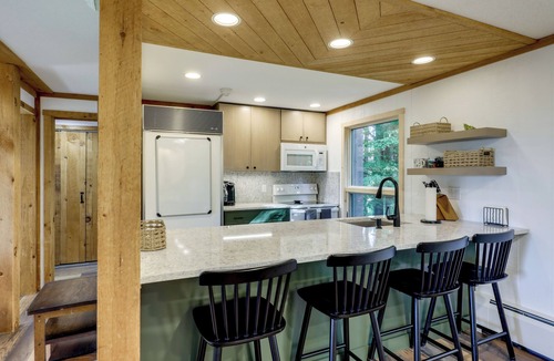 Quechee House | Resort-Style Community! Quechee Chalet w/Deck