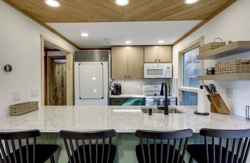 Quechee House | Resort-Style Community! Quechee Chalet w/Deck