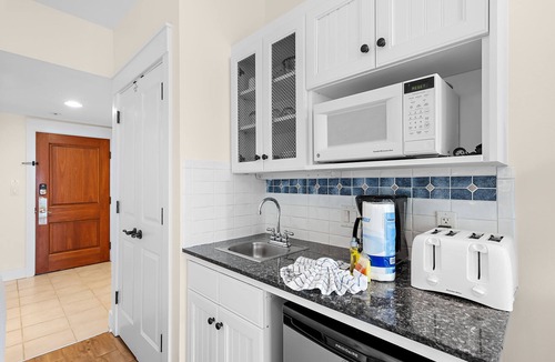 Baytowne Wharf Apartment | Resort Style Studio Room with Huge Pool, Hot Tub, Exercise & Game Rooms - Lily-Pad at Market Street Inn at Sandestin