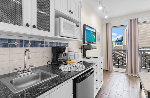 Baytowne Wharf Apartment | Resort Style Studio Room with Huge Pool, Hot Tub, Exercise & Game Rooms - Lily-Pad at Market Street Inn at Sandestin