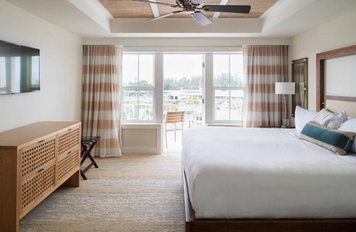 Holmes Beach Hotel | Resort-Style Villa with Kitchen, Balcony and Pool Near AMI Gulf Waters & Trails